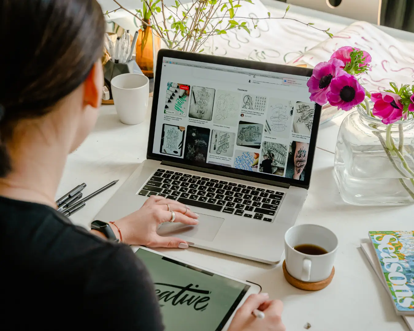 Comparativa visual entre una página web informativa básica y una plataforma digital con integraciones y automatizaciones