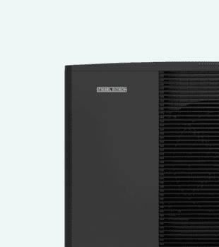 Nahaufnahme des Stiebel Eltron Logos auf einer schwarzen Wärmepumpe.