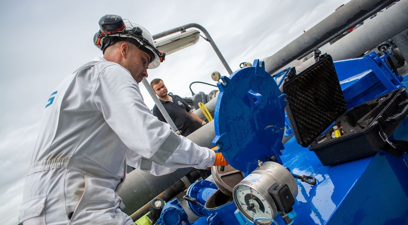 Marine surveyor supervising fuel sampling and bunker transfer equipment during bunkering operations, ensuring ISO 8217 compliance and defensible quantity and quality verification.
