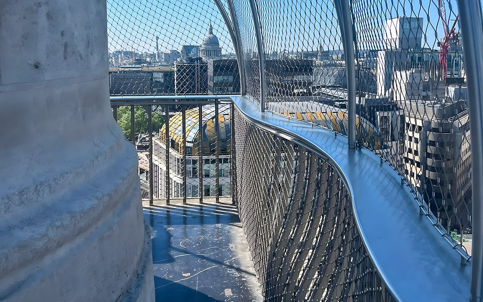 从伦敦大火纪念碑顶俯瞰城市建筑的景色。