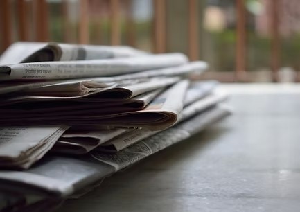 Ein Stapel Zeitungen als Symbol für Pressefreiheit – Die DAG Unternehmensgruppe unterstützt Reporter ohne Grenzen.