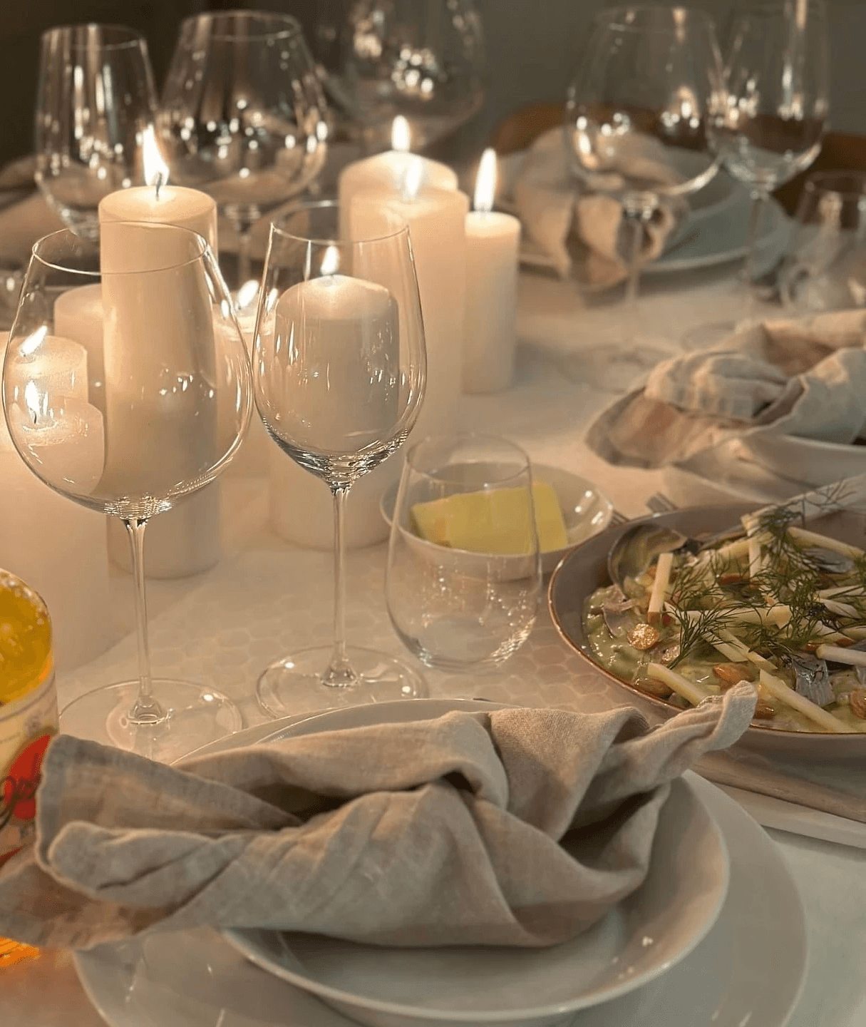 Pent dekket bord klar for servering