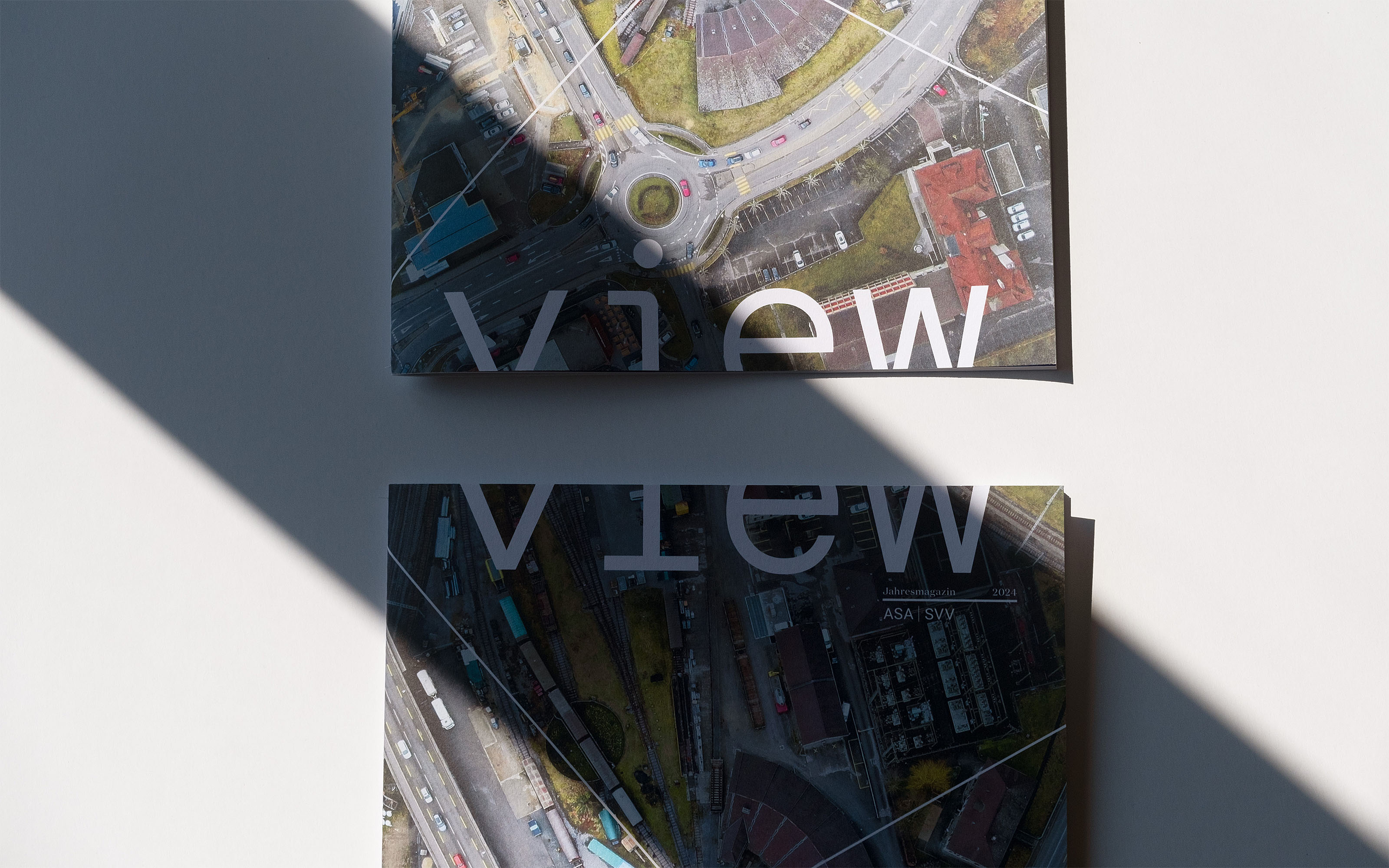 Zwei Magazine werden angeschnitten. Es fügt sich das Wort View zusammen.