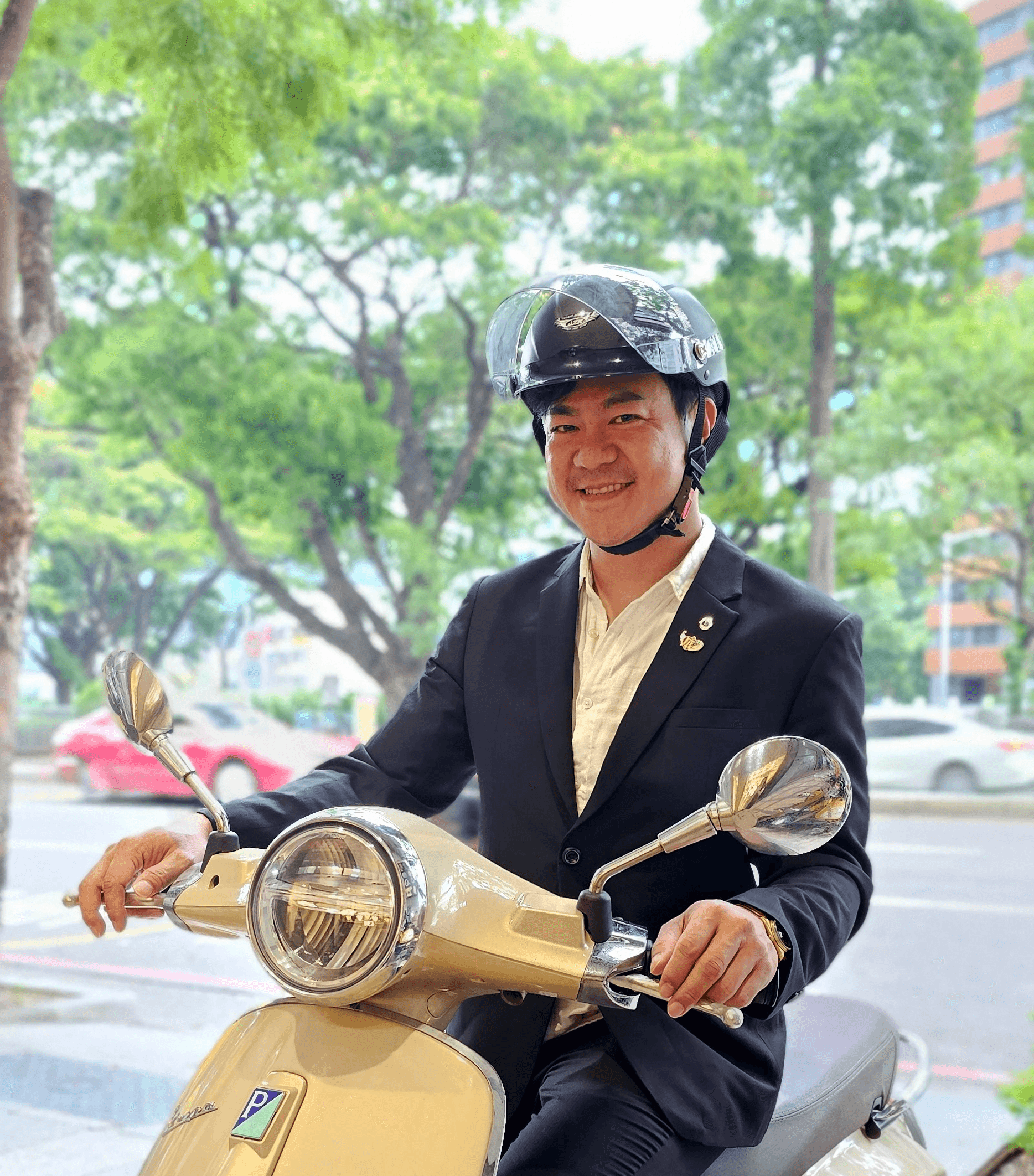 蘊采國際專業到府收購：鑑定師謝先生身穿專業西裝、佩戴安全帽並騎乘機車準備出發，為高雄地區客戶提供隱密、安全且免出門的專業珠寶估價與收購服務。