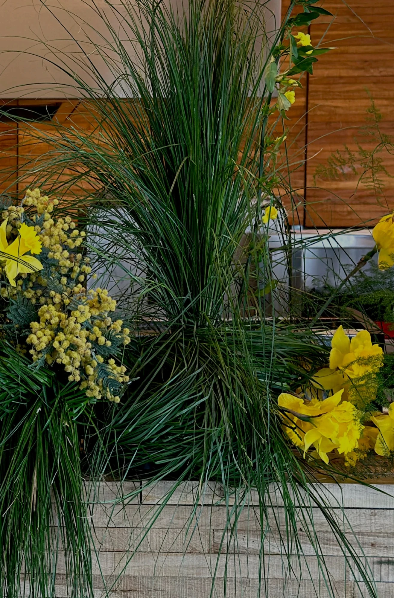 Composición creativa de limones, orquídeas amarillas y proteas rojas.