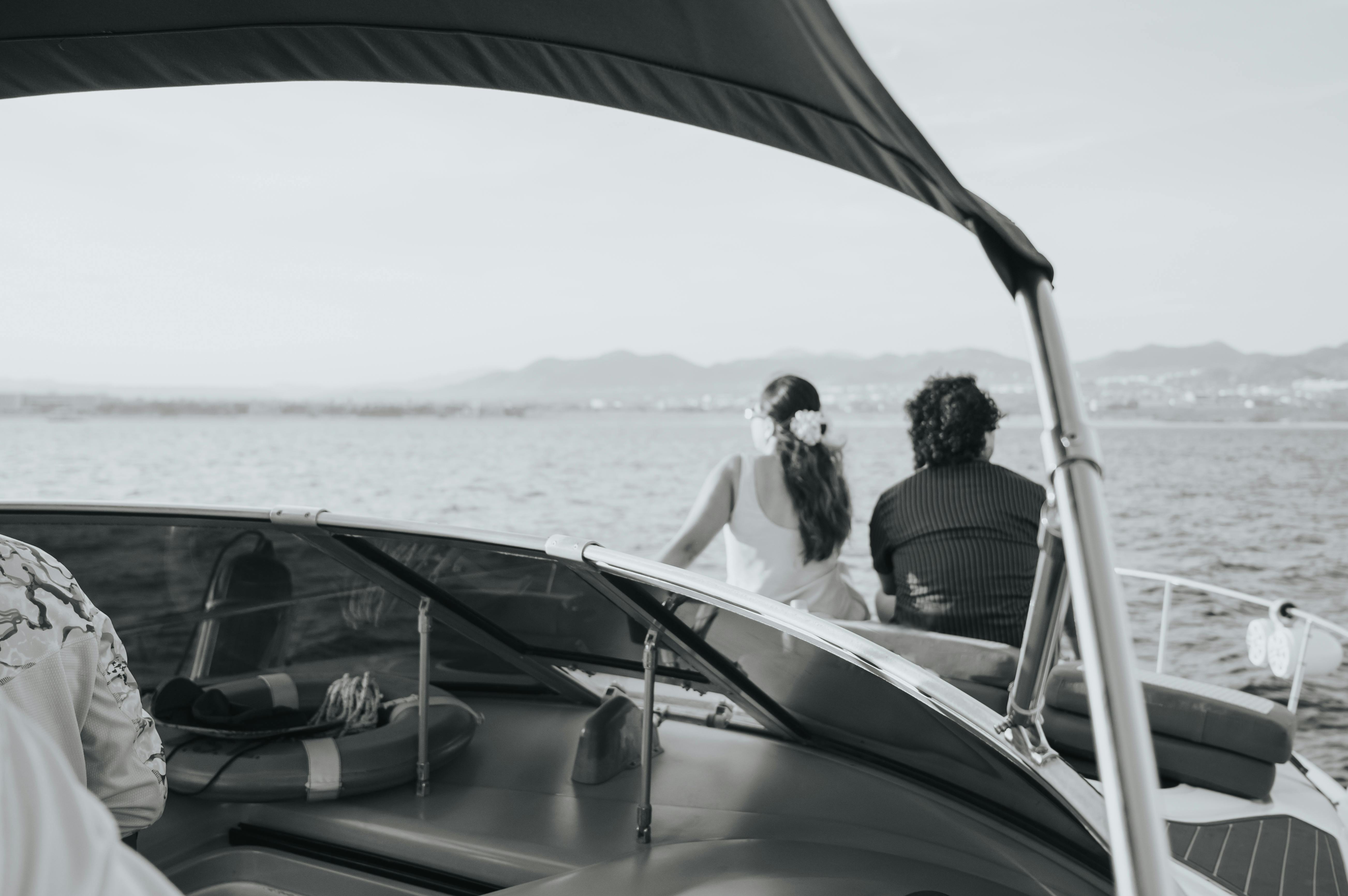 Pareja disfrutando de un evento privado en un yate