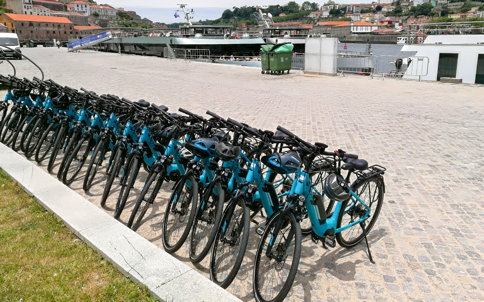 Bicicletas elétricas alinhadas para uma visita guiada ao longo da zona ribeirinha do Porto.