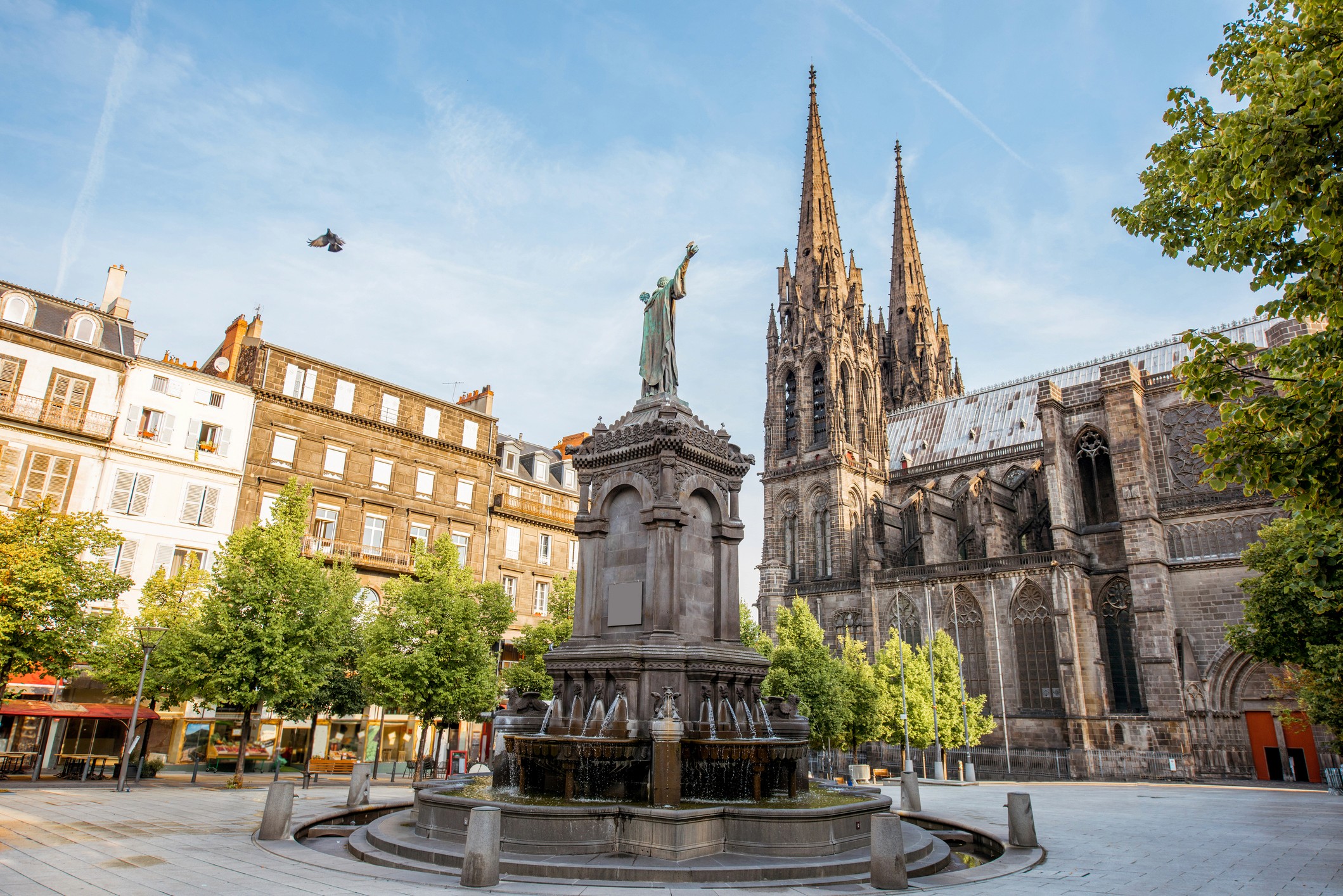 Photo de Clermont-Ferrand où Solarock a une agence locale : installateur panneaux photovoltaïques en partenariat avec OHE