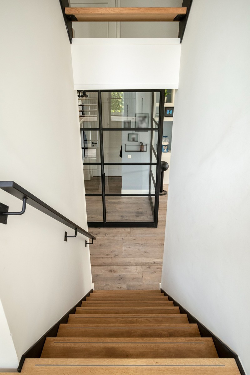 trap hout met zwart nieuwbouw 