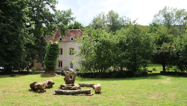 Parc arboré et façade du gîte La Tuilerie du Cinéaste en Côte-d’Or