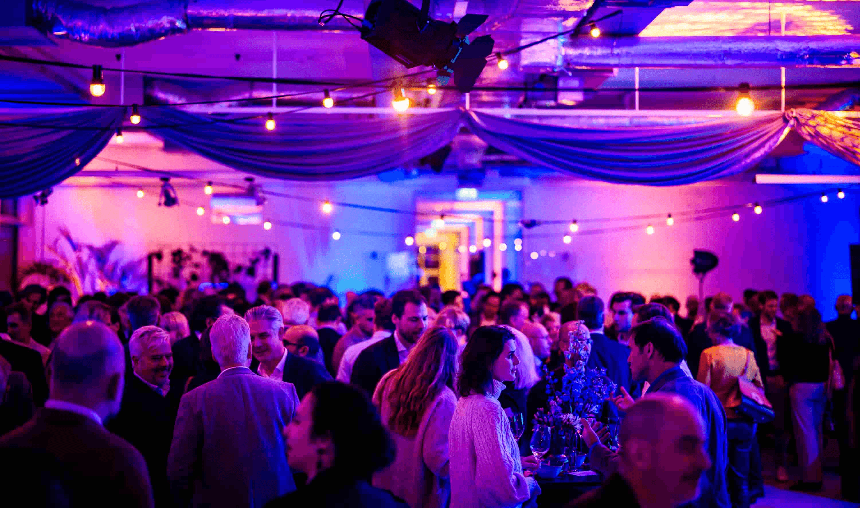 Gasten tijdens bedrijfsfeest met feestelijke setting