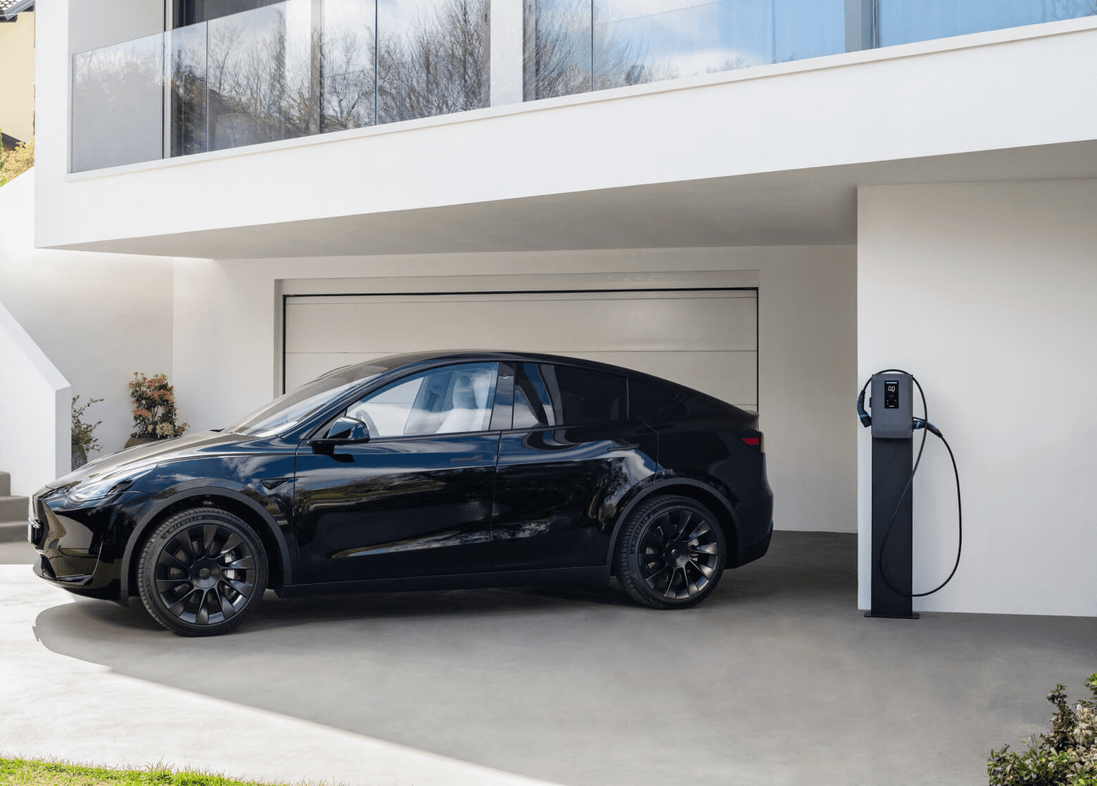 auto-elettrica-parcheggiata-vicino-a-dazebox