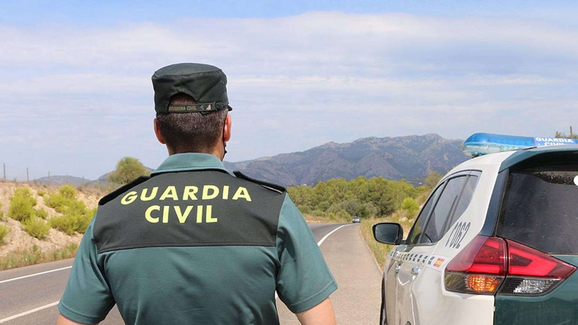 un guardia civil vigilando una carretera