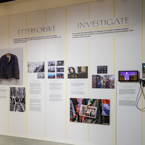 Стендовая выставка с названием "ETTERFORSKE" и "INVESTIGATE", на которой представлены фотографии, текст и небольшой экран для видео.