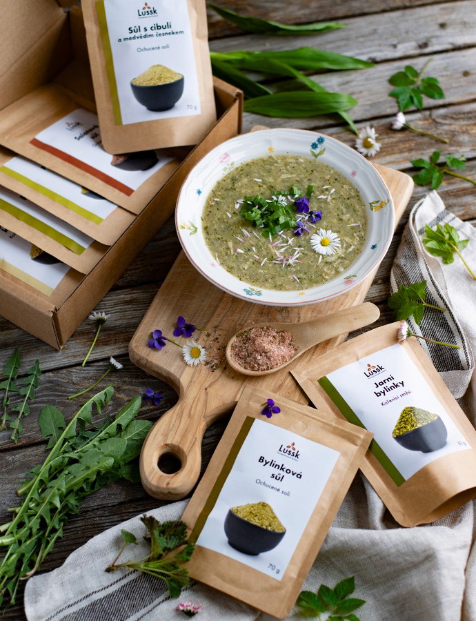 Jarní bylinková polévka Bramborové smaženky a zeleninový salát – foto Jana Jakusová