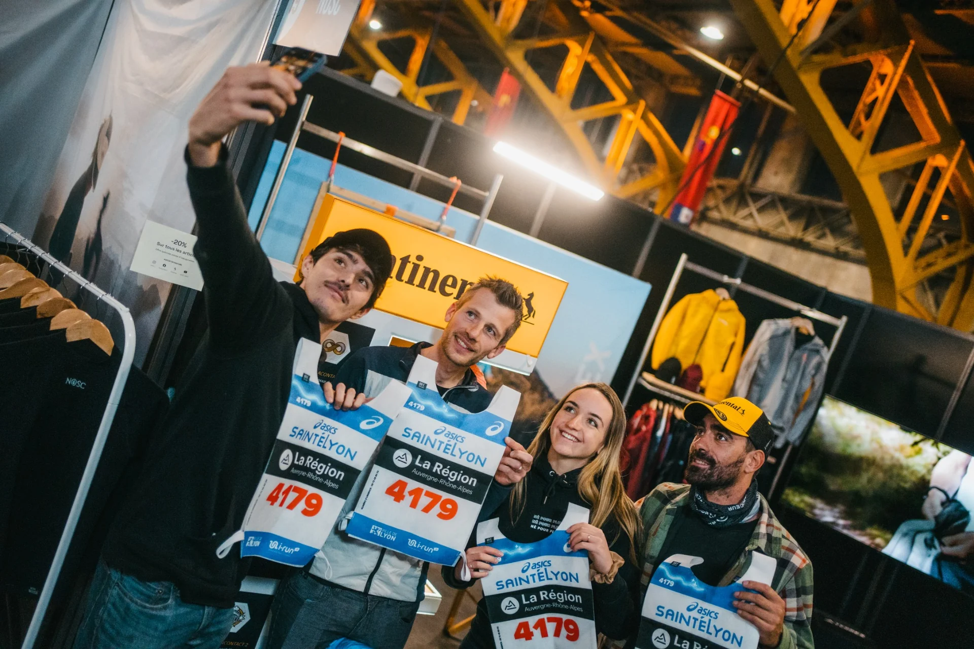 Team photo and selfie of Continental runners before the SaintéLyon start - organized with Outdoor Perspectives