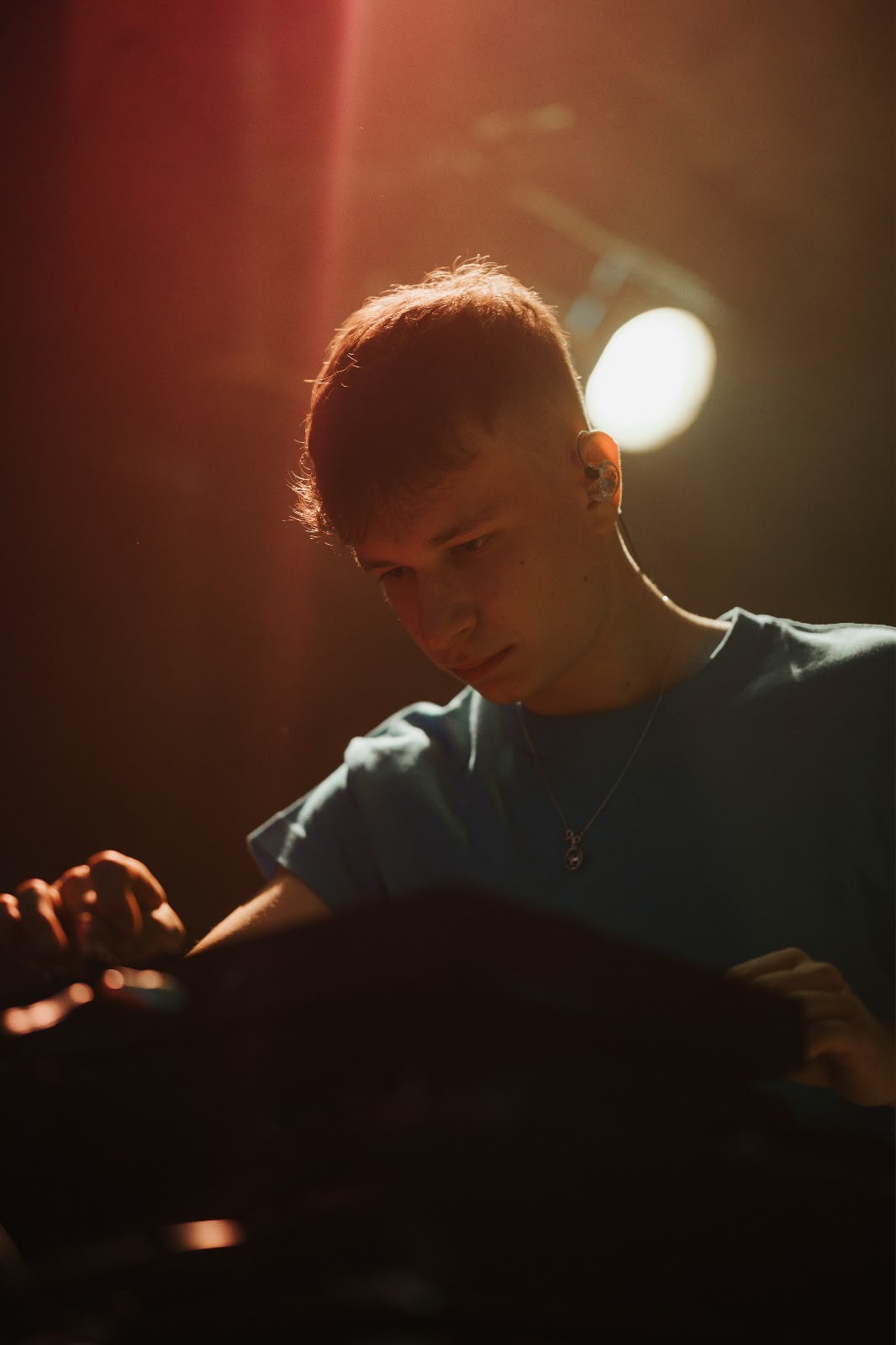 Ondřej Nosek – DJ ONYK za mixážním pultem během vystoupení