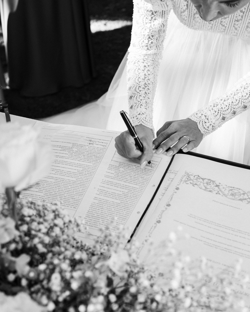 Momento intimo degli sposi con dettaglio floreale - matrimonio Rebecca e Giorgio a Villa La Favorita