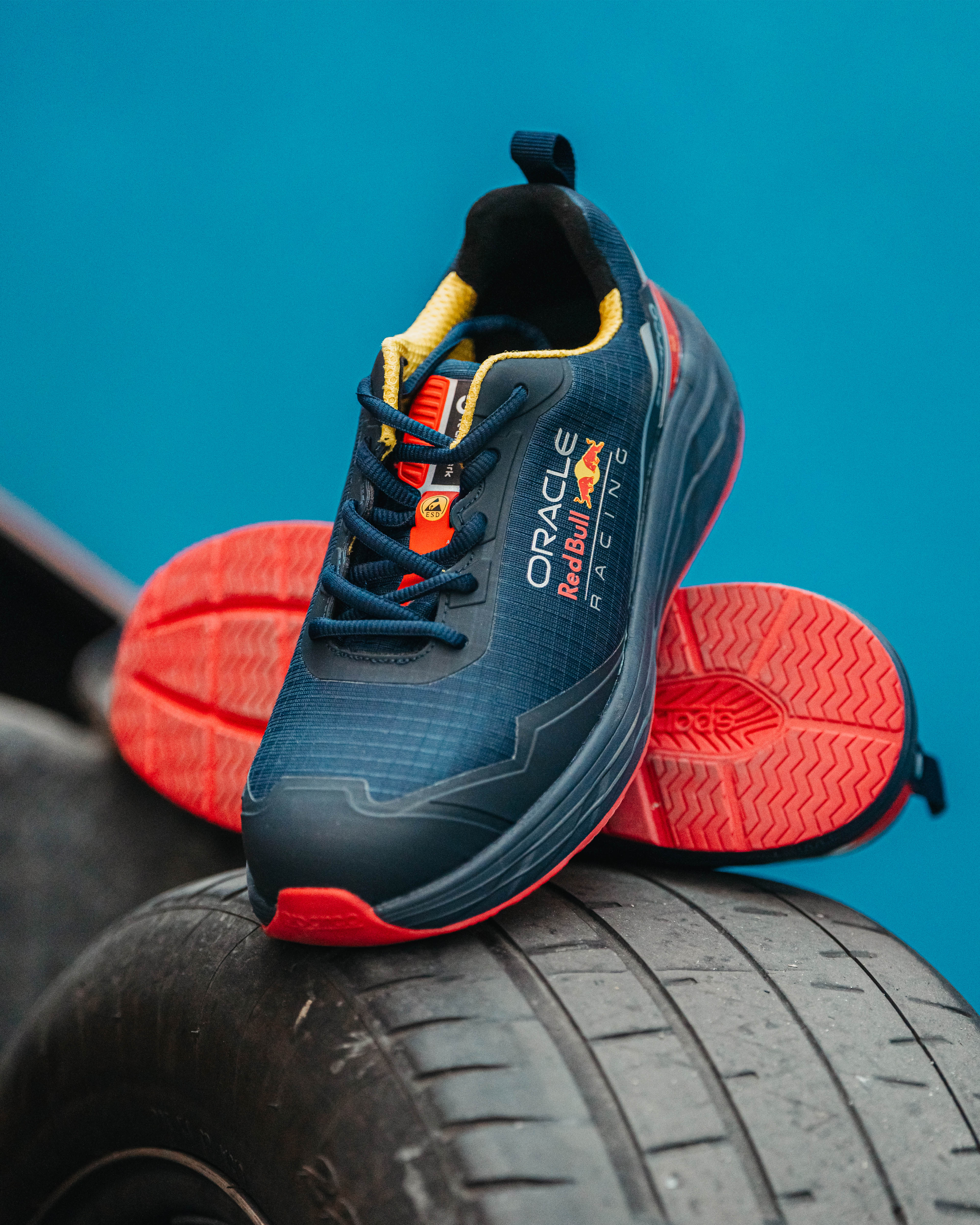 Render vista tre quarti frontale di Kia EV6 in ambiente architettonico moderno e minimalista in stile advertising.