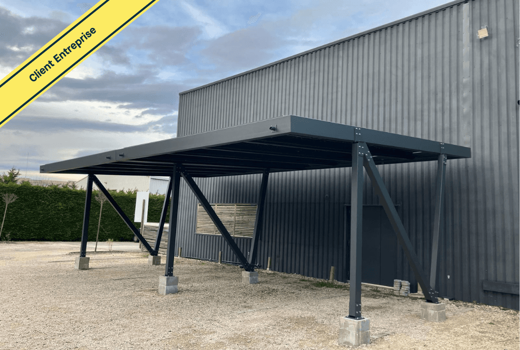 Photo d’un carport d’une entreprise à Voreppe équipée de panneaux photovoltaïques dont l'installation a été faite par Solarock.