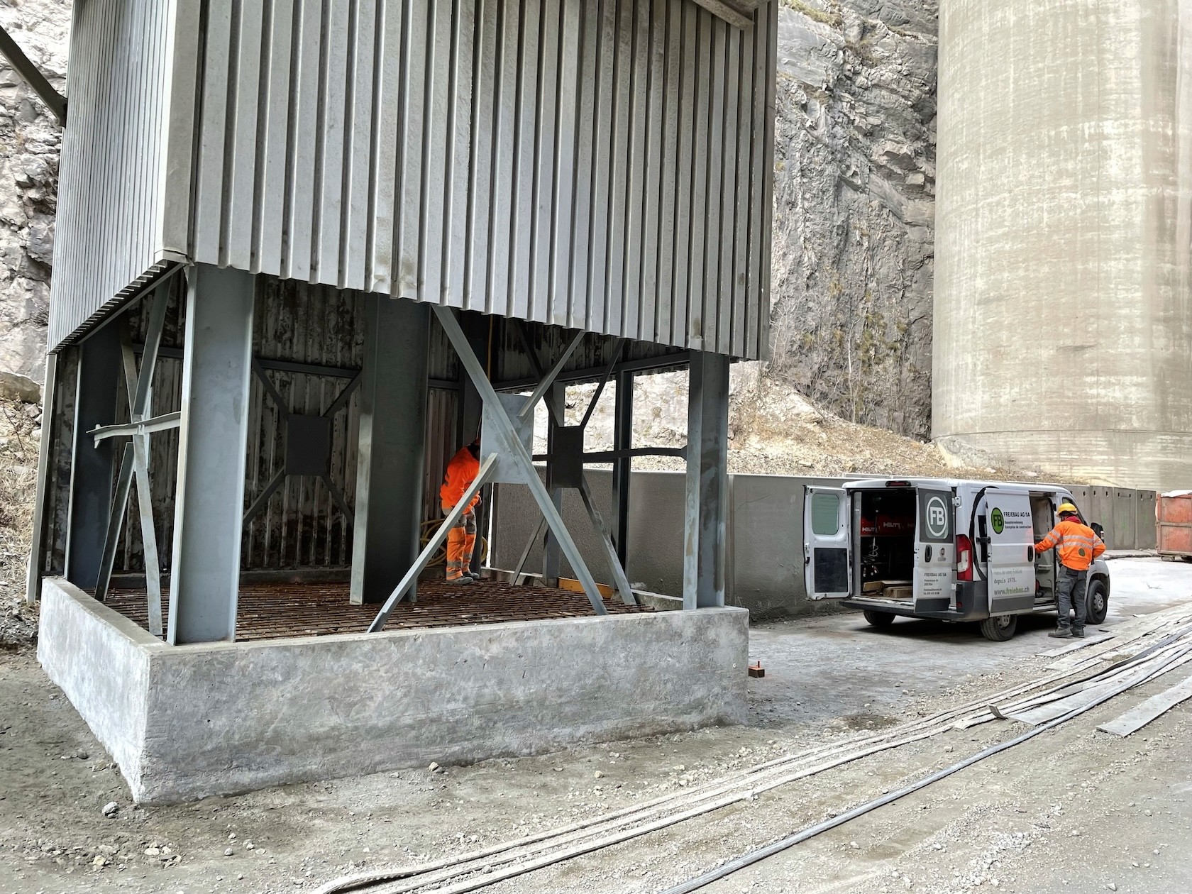 Industrieareal mit bestehenden Produktions- und Betriebsgebäuden.