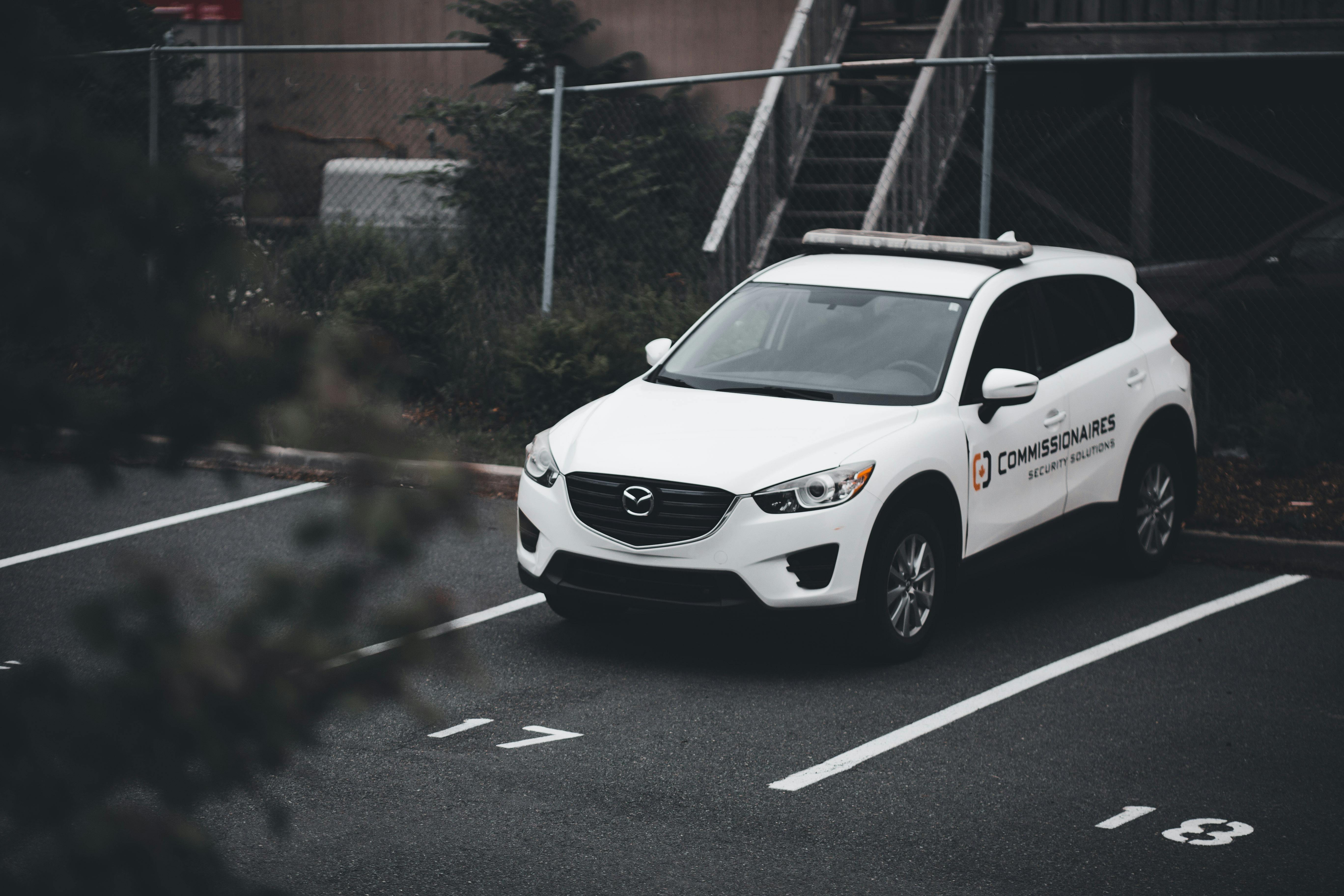 Image d'un véhicule professionnel blanc type SUV pour l'article "Faut-il acheter ou louer ses véhicules de service ?"