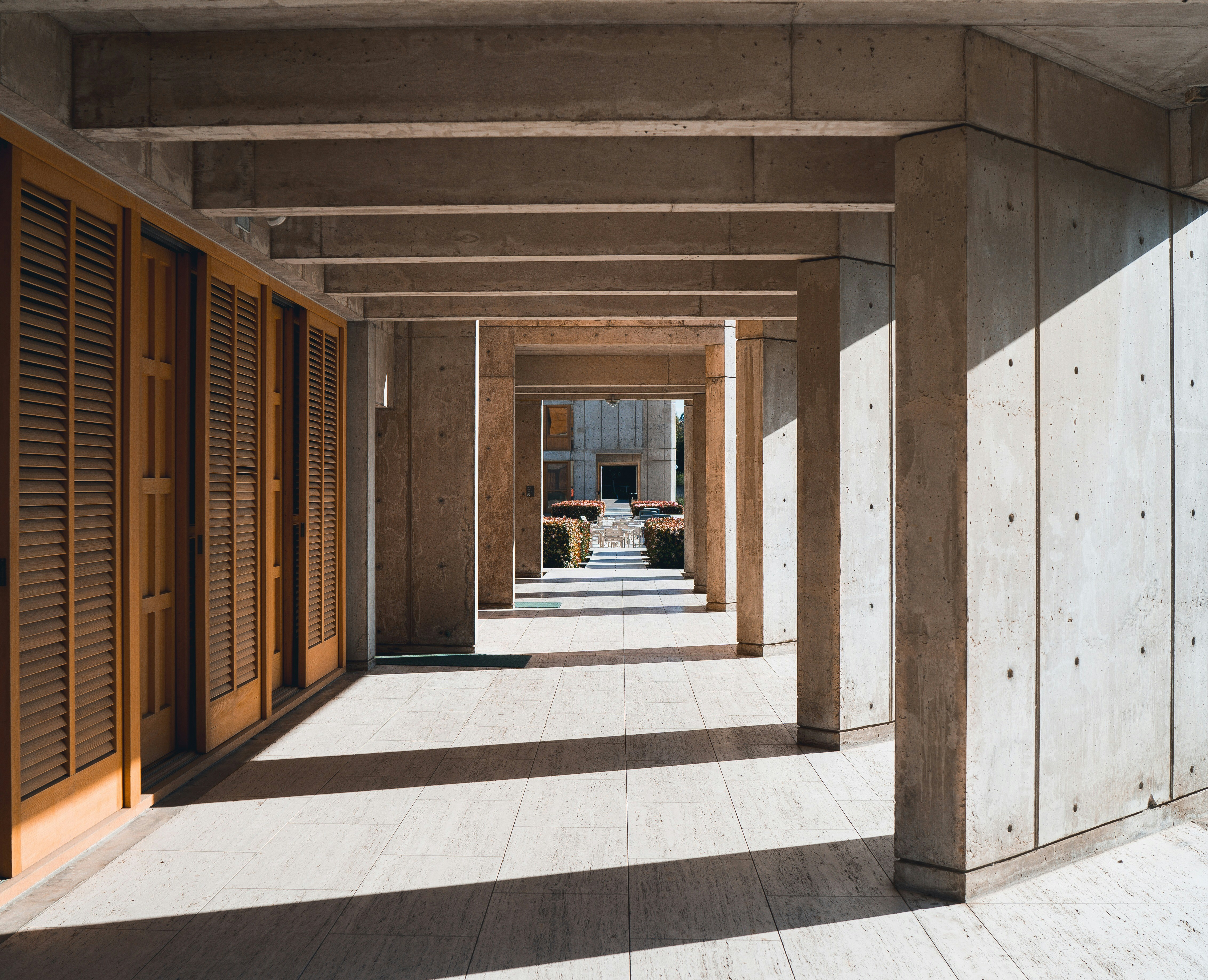 Residential architecture with inward-facing outdoor space and calm proportions