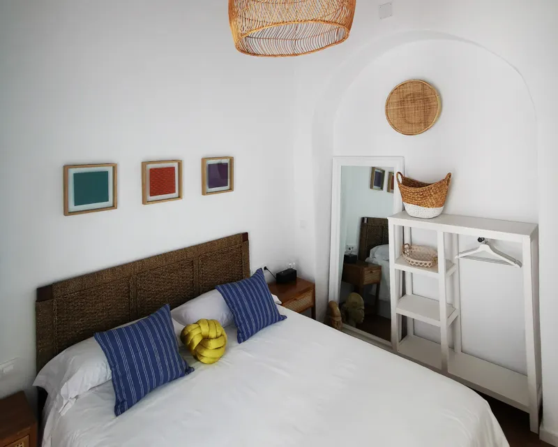 Stilvolles Interieur im Schlafzimmer von La Hipotenusa Tarifa – mit Korbdekor und modernem Design.