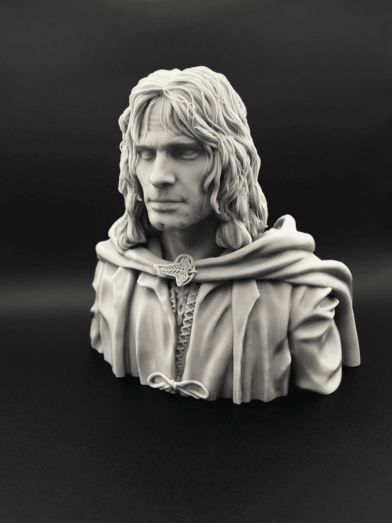 Ručně malovaná figurka Space Marine kapitána ze světa Warhammer 40K v černé zbroji s červeným pláštěm a bannerem