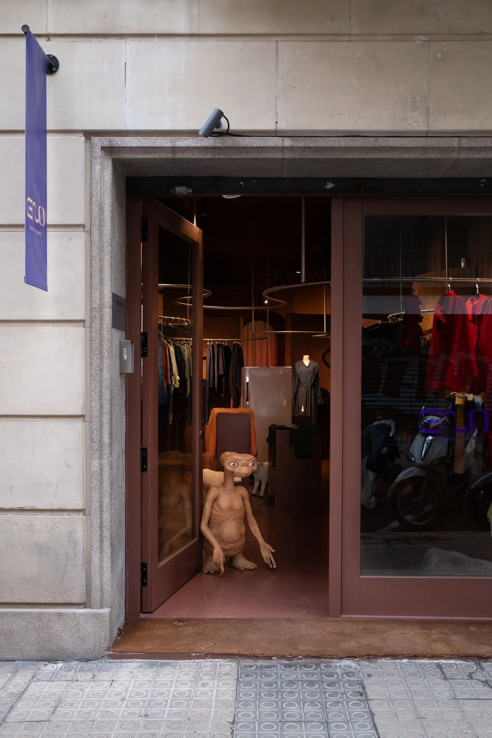 Una guía de moda y compras independientes en Barcelona para descubrir a diseñadores locales, tiendas de concepto y boutiques singulares en el Eixample, Gràcia y Sant Gervasi.
