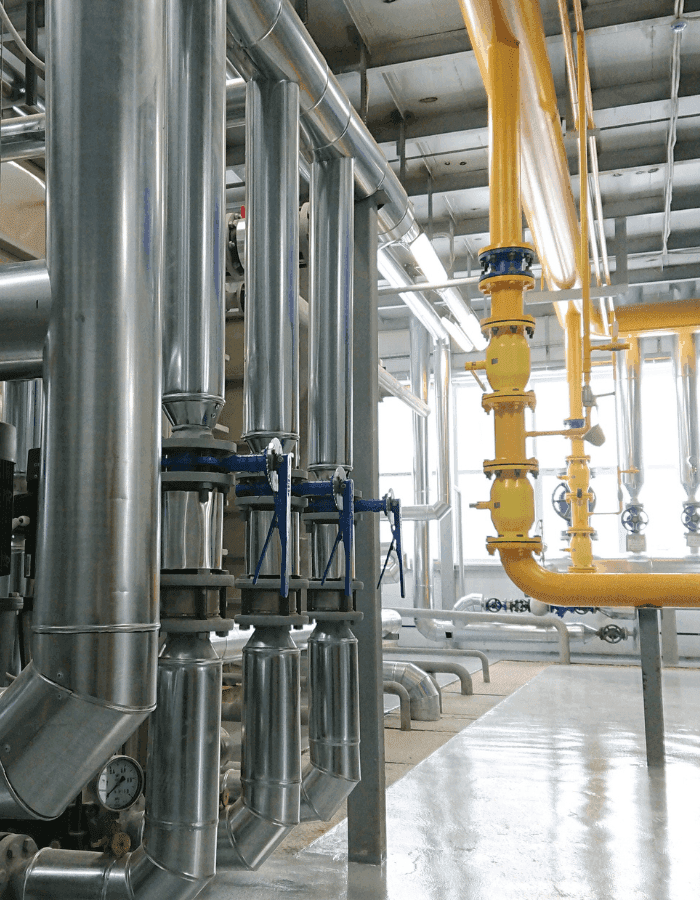 Sala de máquinas con instalaciones técnicas eficientes en proyecto de ingeniería en Palma de Mallorca