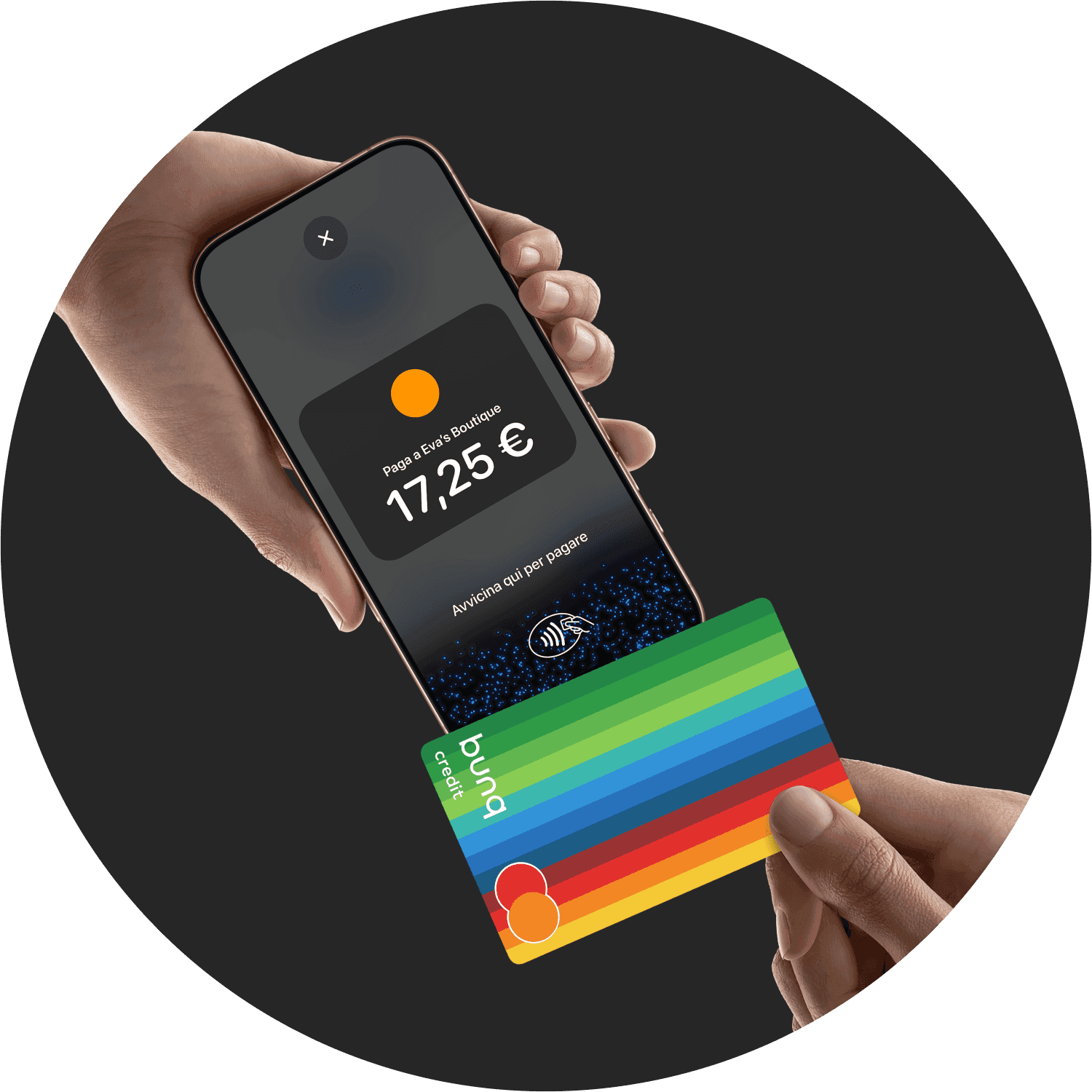 Una mano tiene uno smartphone con un'app di pagamento, mentre un'altra mano passa una carta colorata nelle vicinanze.