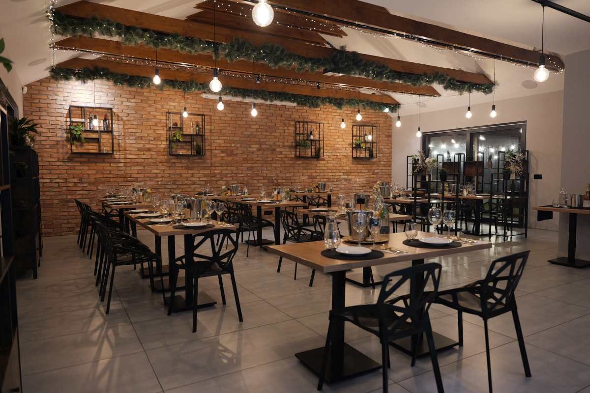 Brakuje tu zdjęcia pokoju, więc najlepiej grać spokojem miejsca, restauracją, tarasem i kolacją po pracy.