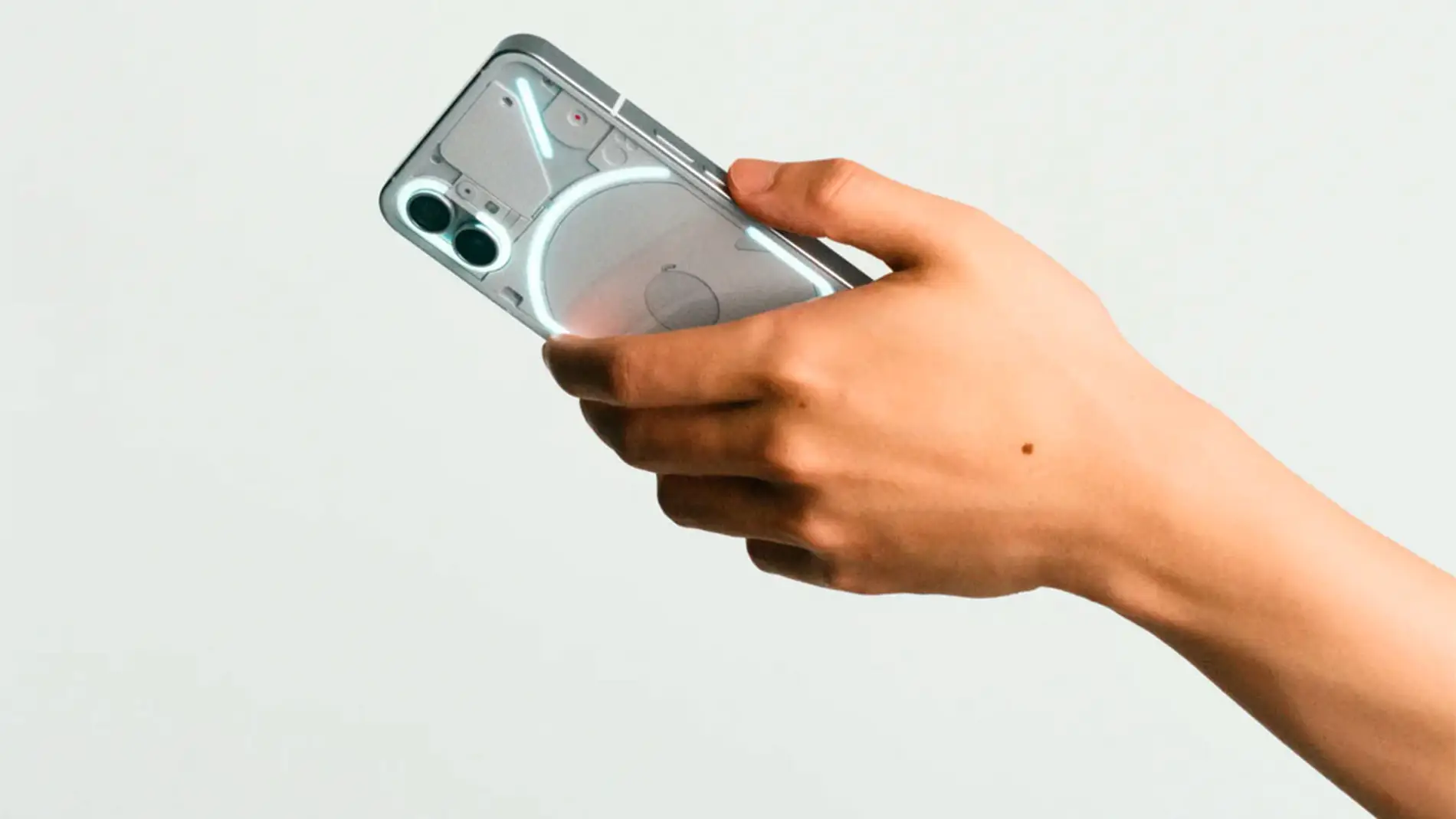 Nothing Phone 2a set bagfra, hvor det transparente design og Glyph LED-lys er tydeligt synligt.