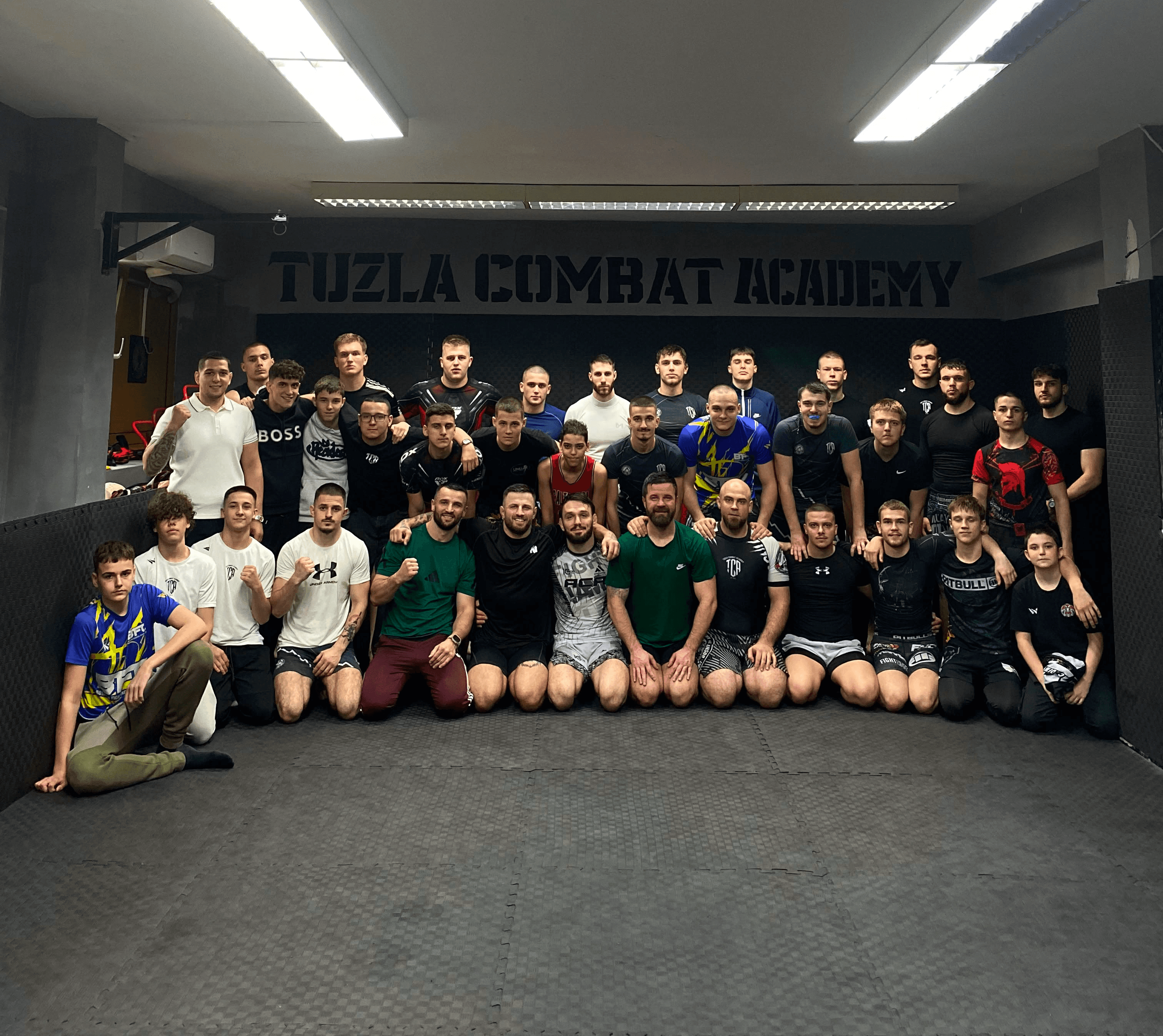 Grupna fotografija polaznika i trenera Tuzla Combat Academy nakon zajedničkog treninga.