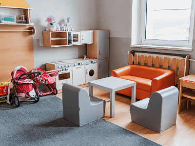 Herní koutek s dětskou kuchyňkou a posezením