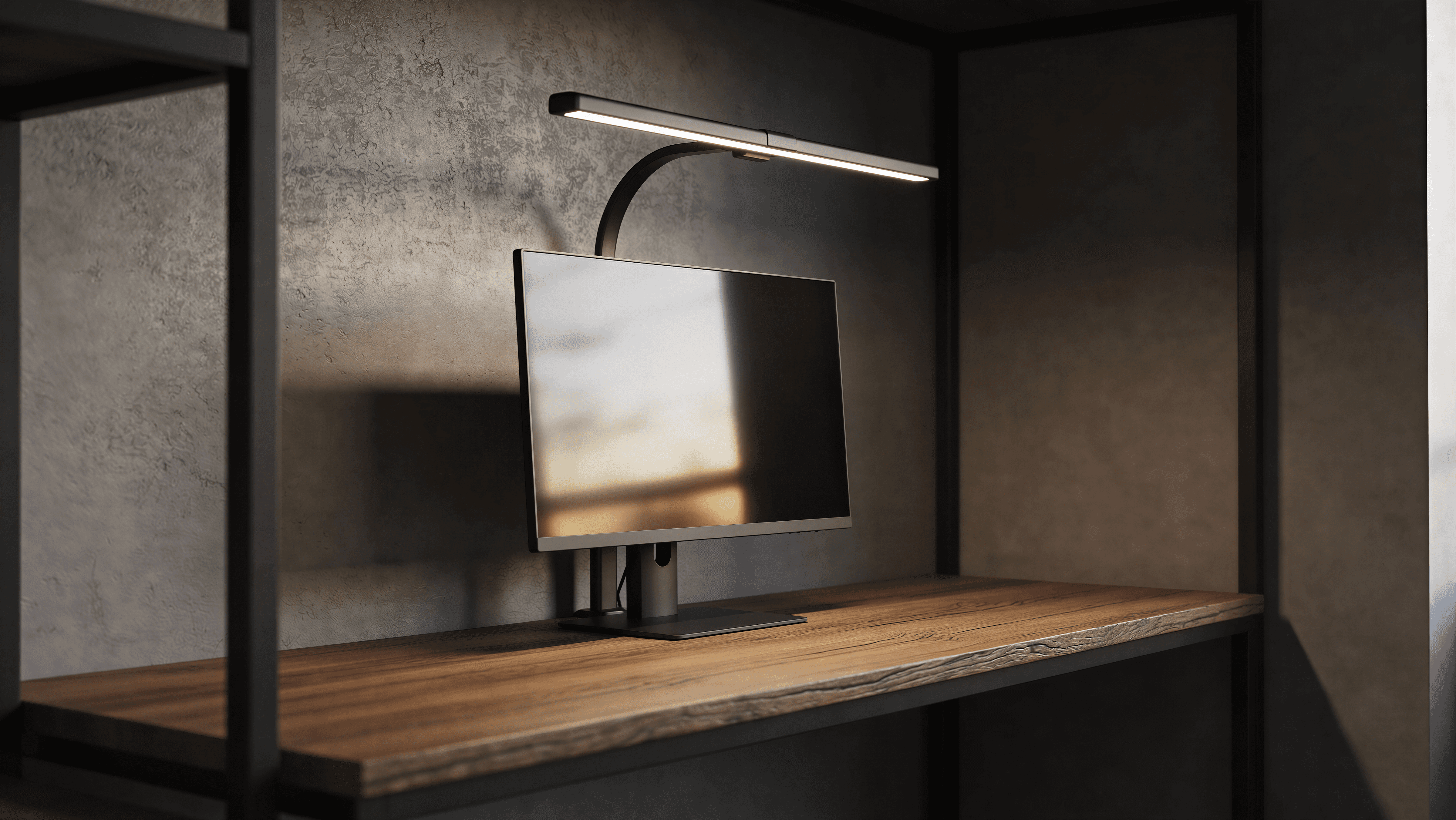 Stație de lucru industrială cu structură metalică și blat lemn, lumină liniară deasupra monitorului.