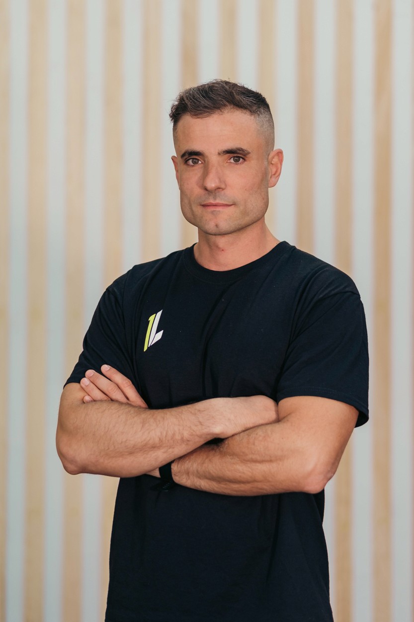Julio, entrenador de One Life Training, especialista en entrenaments de força i rendiment físic a Barcelona.