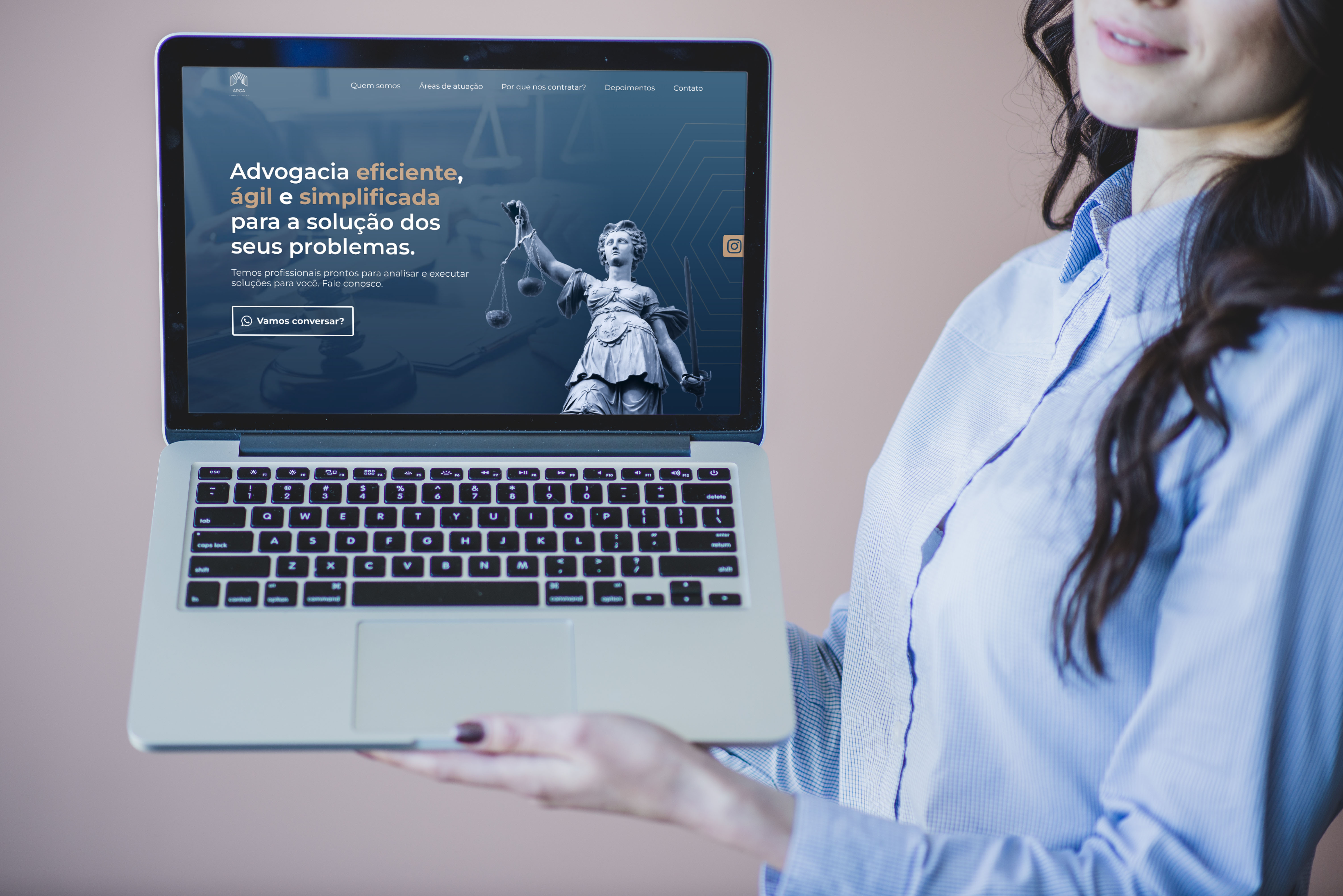 Mulher executiva mostrando um notebook com a seção principal da página da Arga Consultores