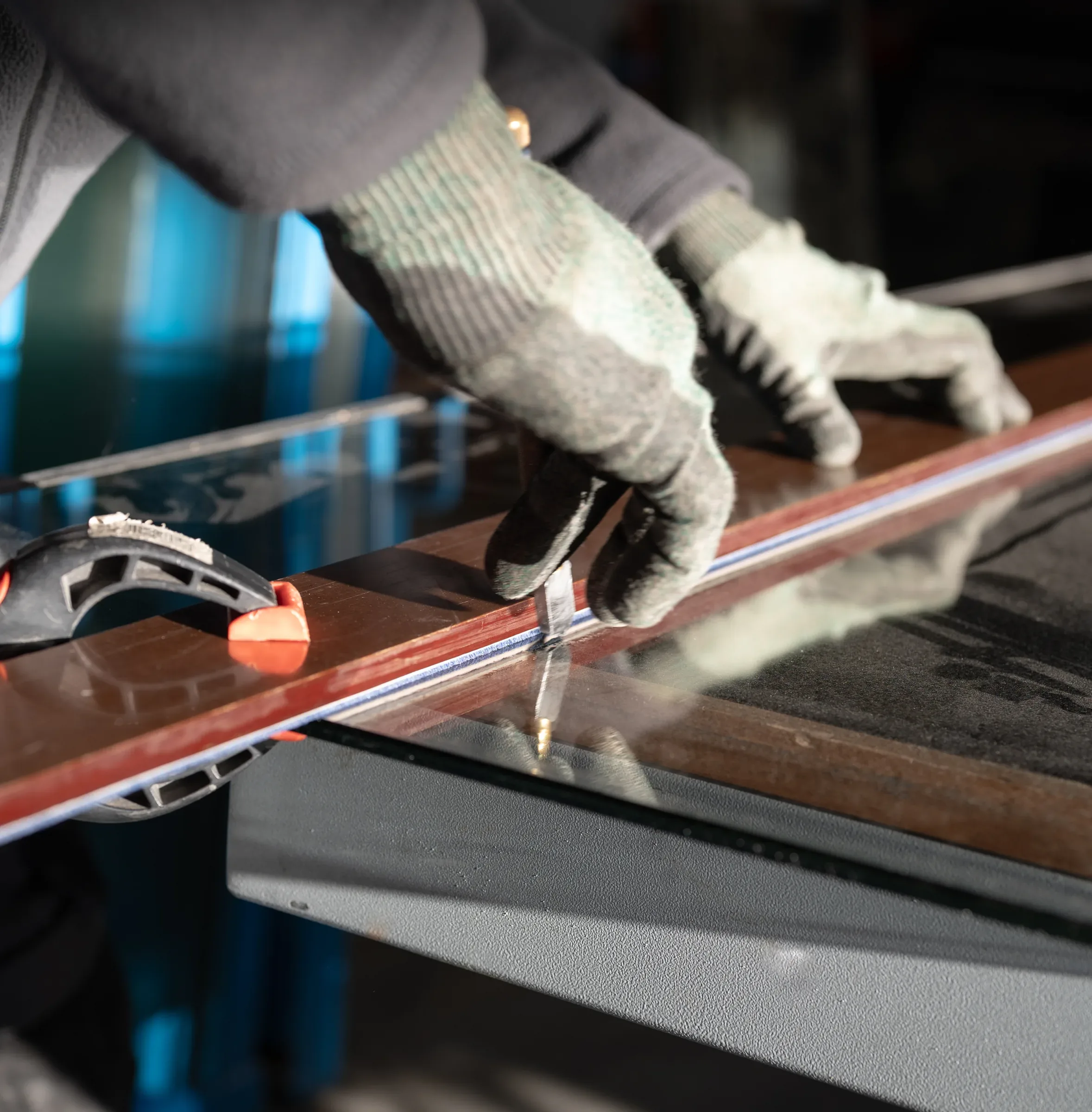 Découpe de verre sur mesure dans l'atelier Lamelle Glass à Genève