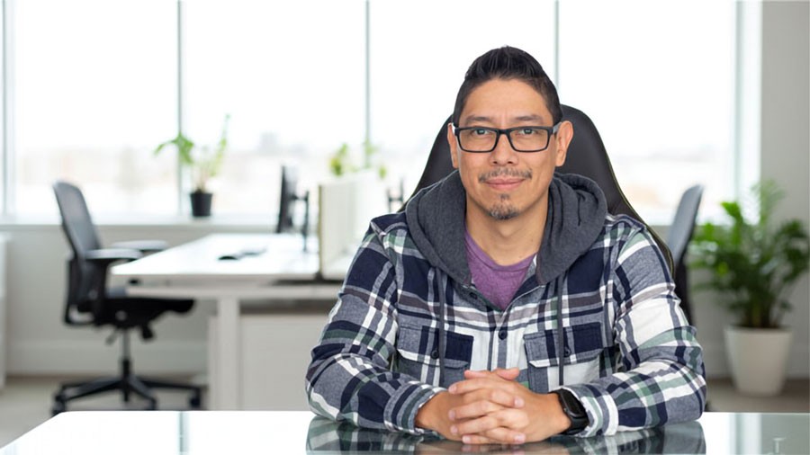 Retrato profesional de Carlos López, Diseñador UX y especialista en SEO; su expresión proyecta apertura, invitando a la colaboración estratégica para transformar la visión de nuevos productos digitales.