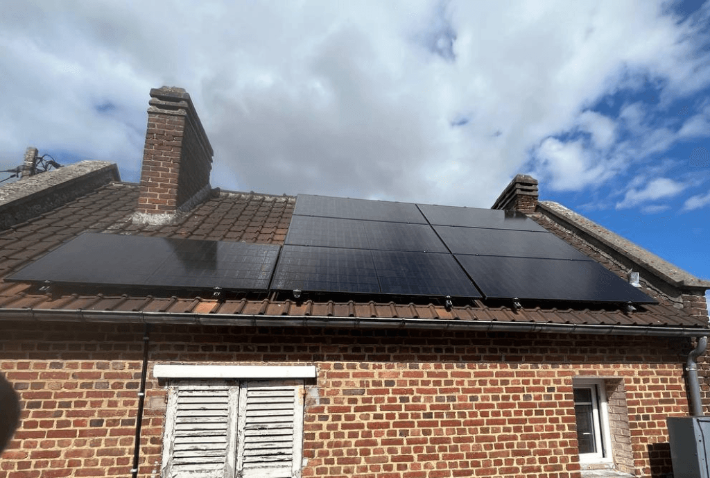 Photo d'une maison à Breteuil équipée de panneaux photovoltaïques dont l'installation a été faite par Solarock.