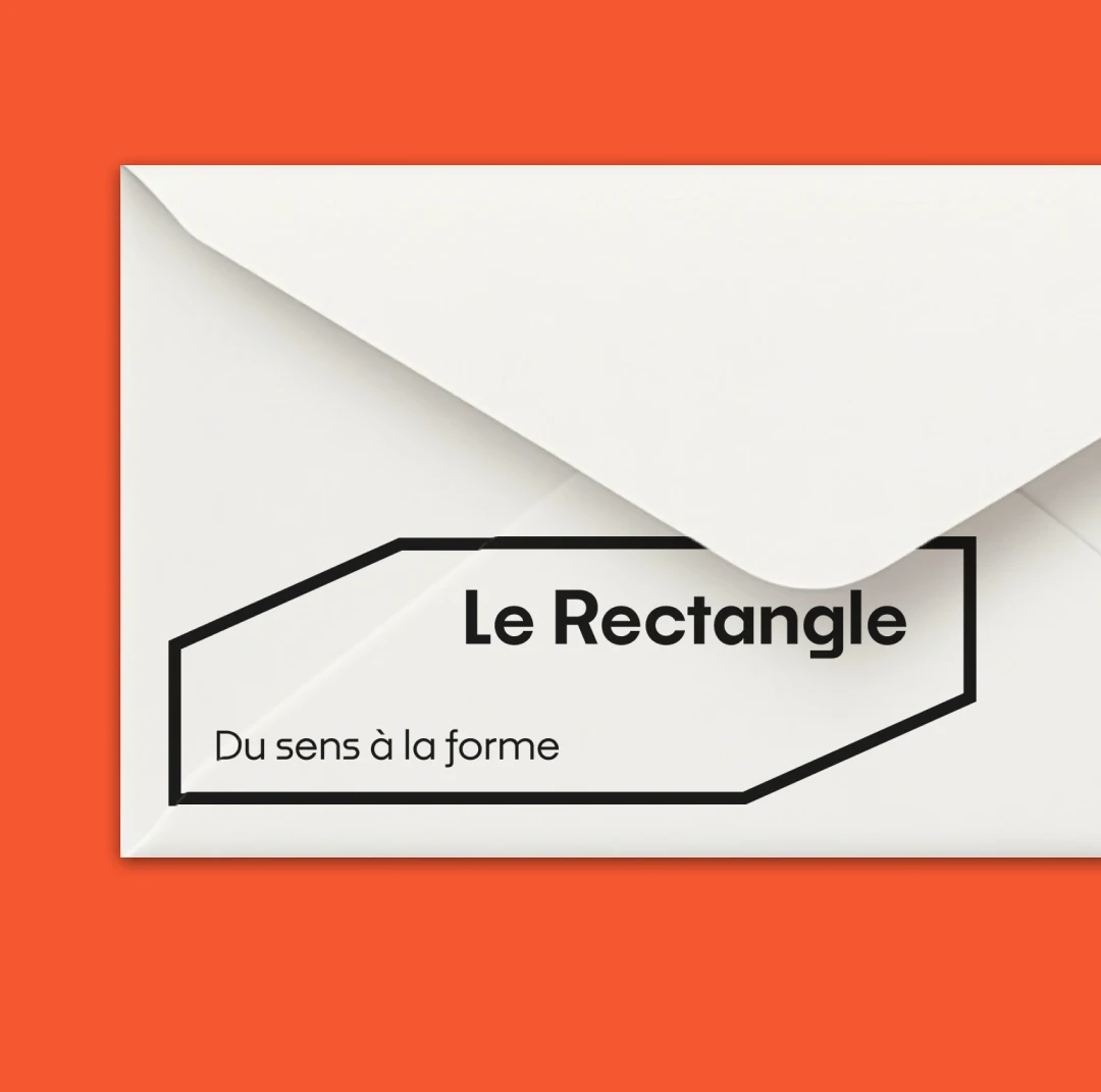 Mockup enveloppe Le Rectangle — logo outline noir sur enveloppe blanche fond orange, déclinaison papeterie de l'identité visuelle studio branding toulousain, Tartelette Concept