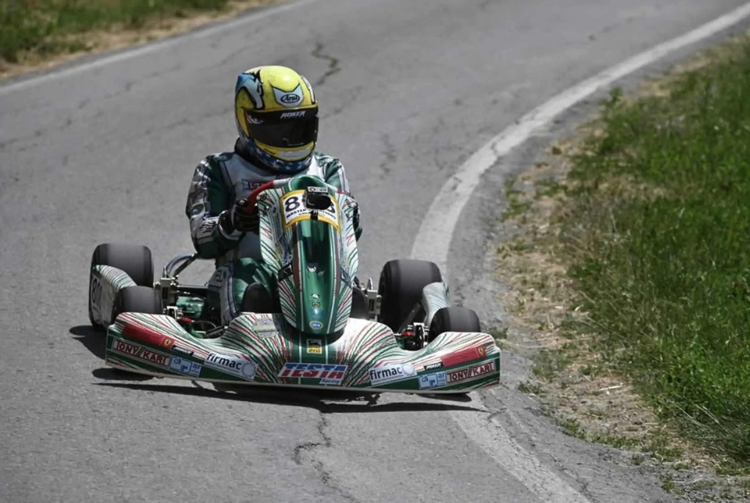Kart vert numéro 8 en pleine courbe sur la route de descente