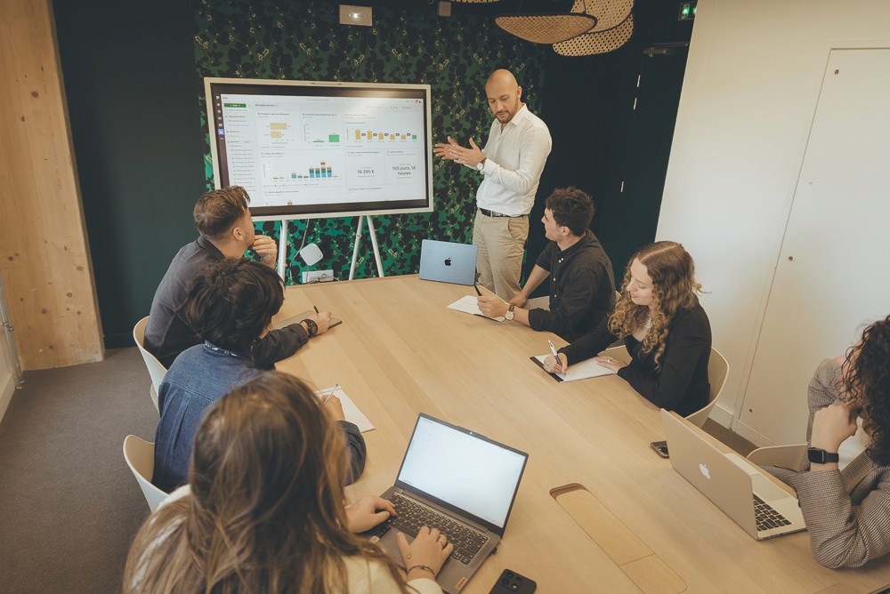 Commerciaux prospectant des clients dans un bureau