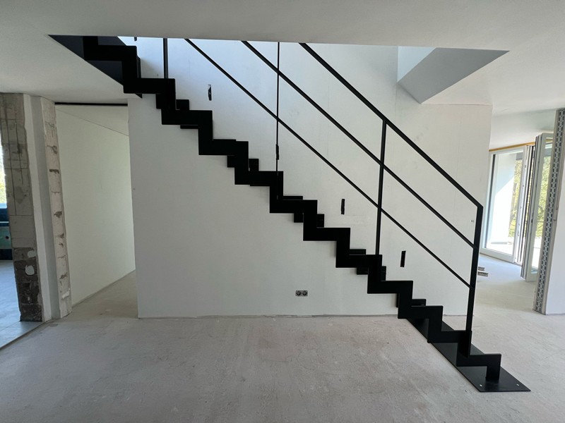 Schwarzes Grundgerüst einer Treppe.