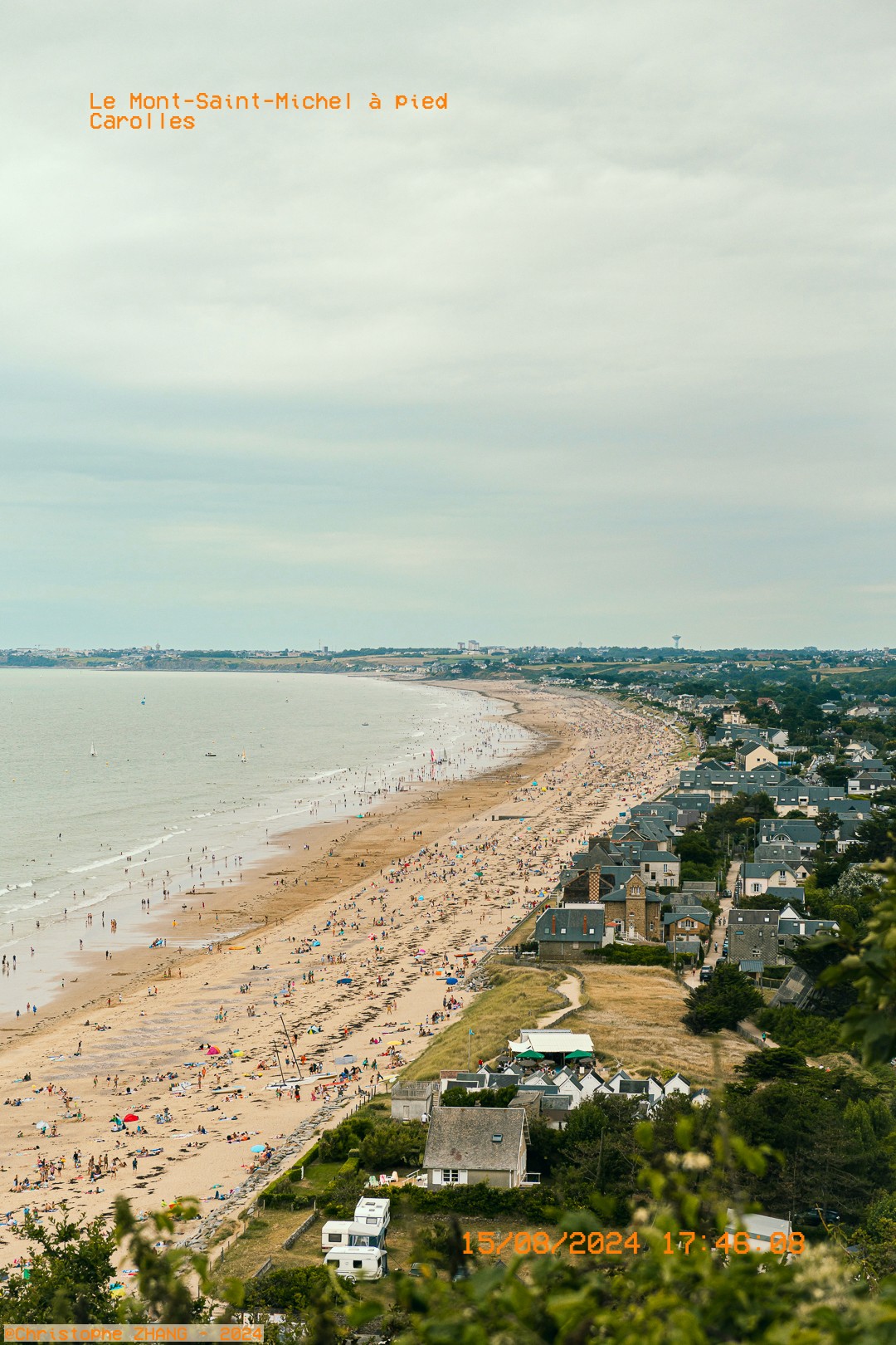 Plage Carolles bordée par le sentier, randonner le long du littoral vers le Mont Saint‑Michel.