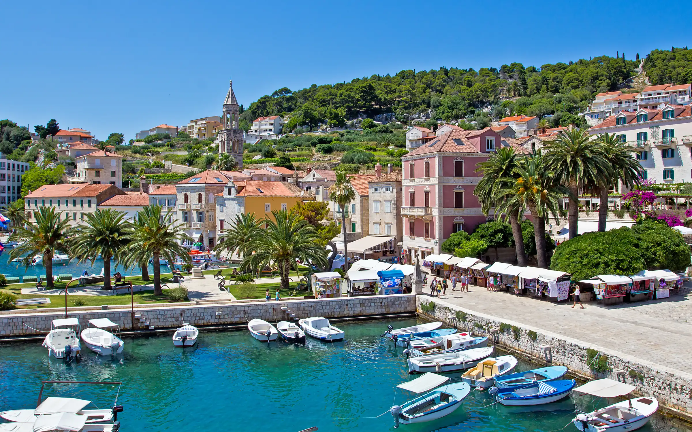 Torget på øya Hvar i Kroatia | Sykkelcruise i Kroata med Expa Travel