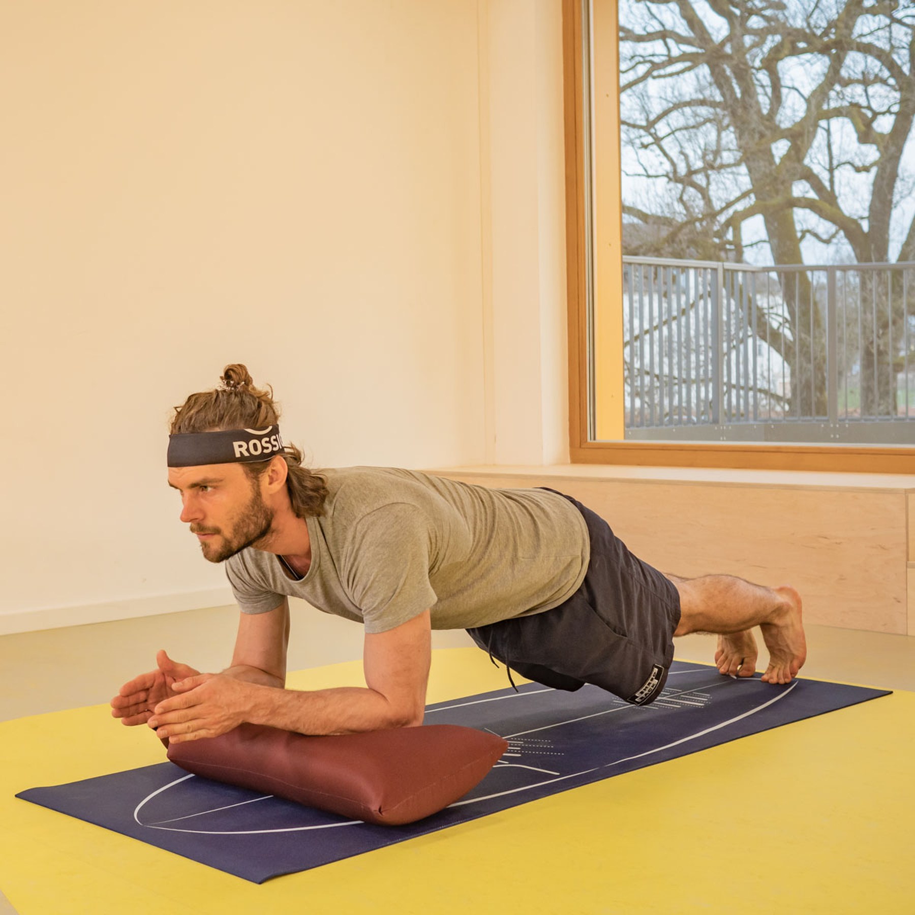 Tobi Deckert in a forearm plank on the BOLSTair, the inflatable training cushion he developed himself — part of his daily morning routine