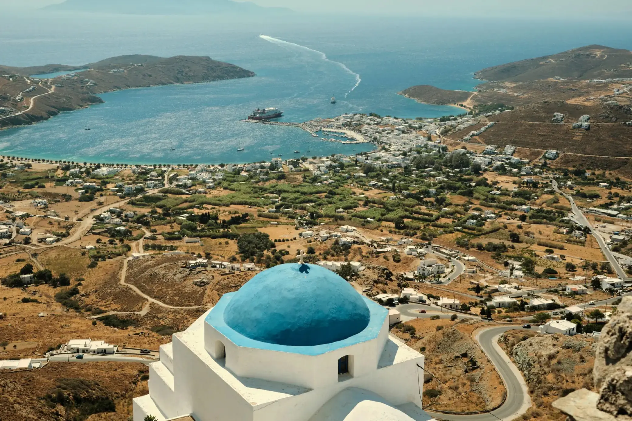 Les maisons blanches de Sérifos au-dessus de la mer Égée